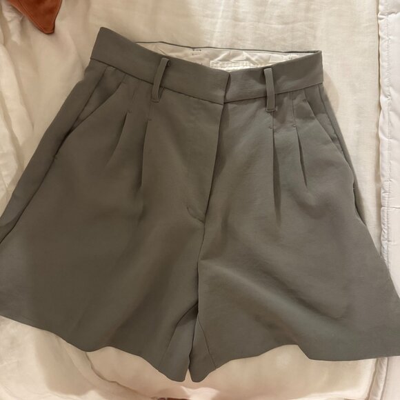 Aritzia The Effortless Short™ Mid-Thigh / Size 6 / Light Green-Grey - Picture 1 of 5